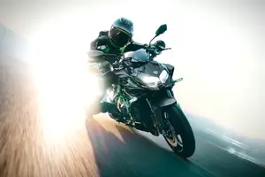 Mengoyak Kewarasan: Mengapa Kawasaki Z H2 Adalah Jawaban Mutlak Bagi Para Pecandu Akselerasi